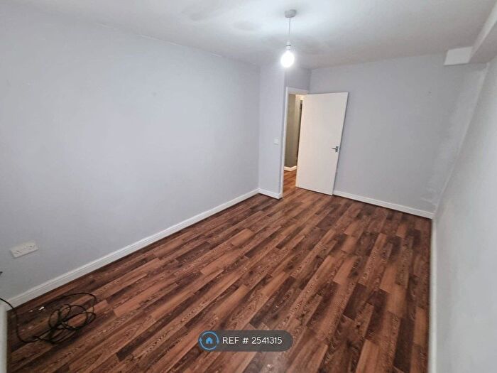 2 Bedroom Flat To Rent In Alban Court, Ashton-Under-Lyne, OL6