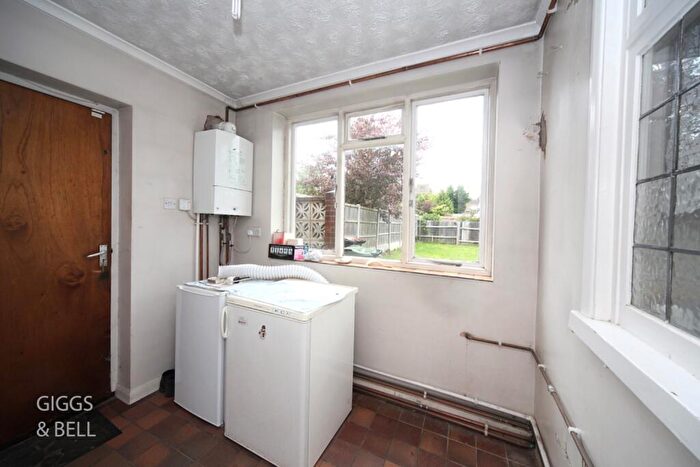 4 Bedroom Detached House For Sale In Montrose Avenue, Luton, Bedfordshire, LU3