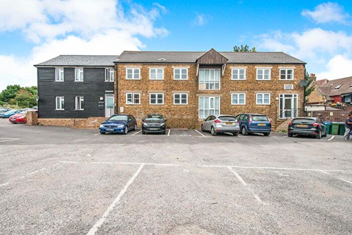 2 Bedroom Flat To Rent In High Street, Sittingbourne, Kent, ME10