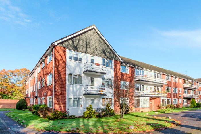 2 Bedroom Flat To Rent In Lovelace Gardens, Surbiton, KT6