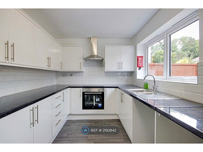 4 Bedroom Semi-Detached House To Rent In Edington Road, Enfield, EN3