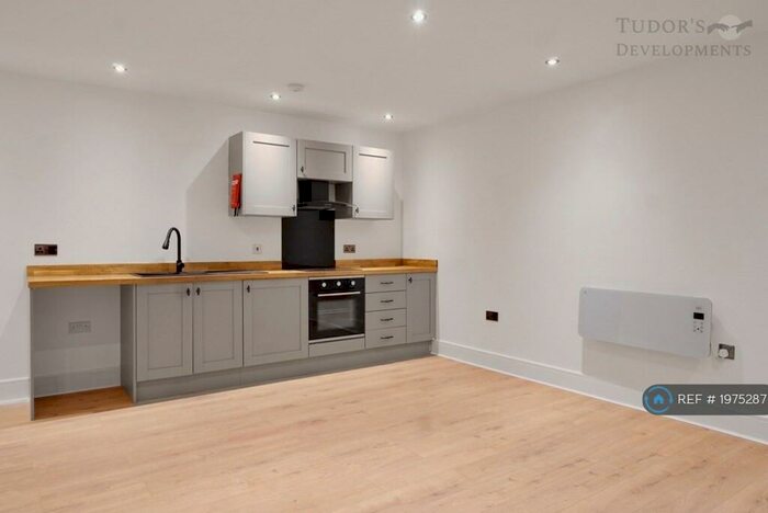 2 Bedroom Flat To Rent In Tudor House, Brighouse, HD6