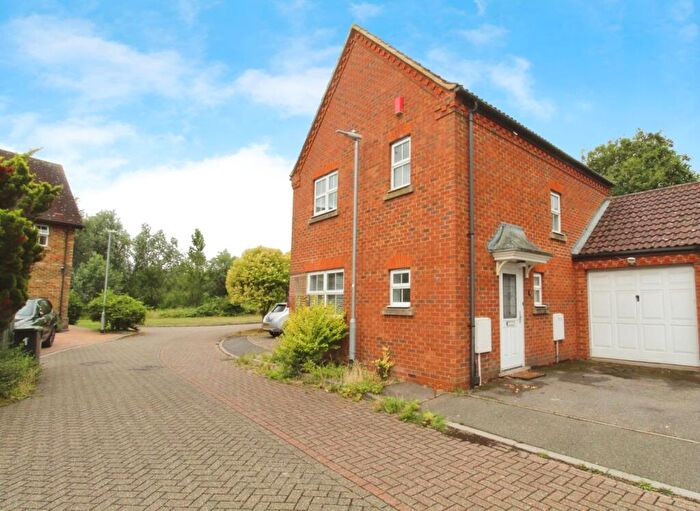 3 Bedroom Link Detached House For Sale In Heather Gardens, Waltham Abbey, EN9