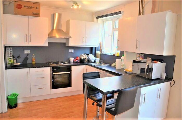 3 Bedroom Terraced House To Rent In Stockport Road, London, SW16