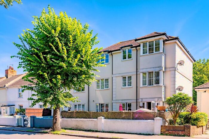 2 Bedroom Flat To Rent In Seaside, Eastbourne, BN22