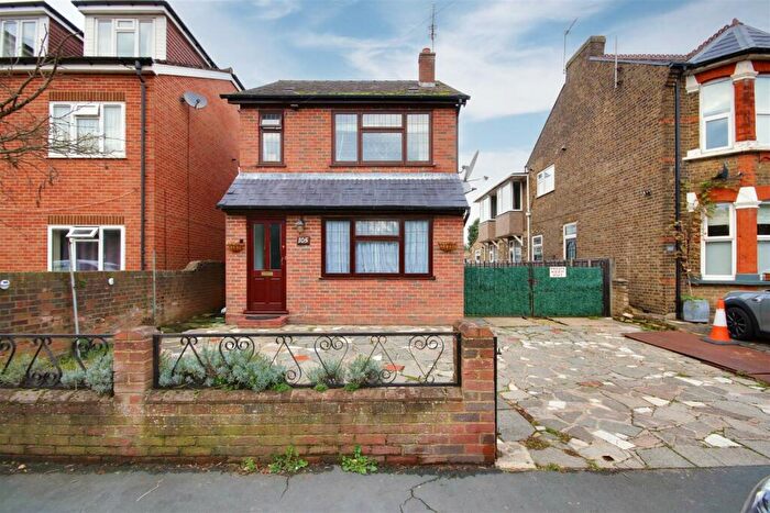 3 Bedroom Detached House For Sale In Trinity Lane, Waltham Cross, EN8