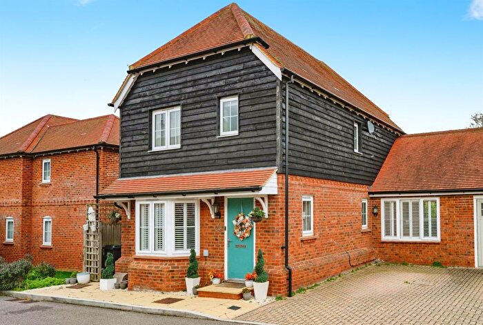 3 Bedroom Link Detached House For Sale In Oakhill Close, Hemel Hempstead, HP2