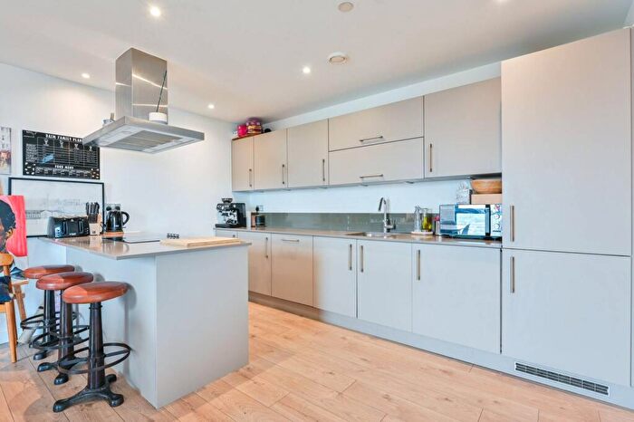 3 Bedroom Flat For Sale In Rotherhithe New Road, Bermondsey, London, SE16