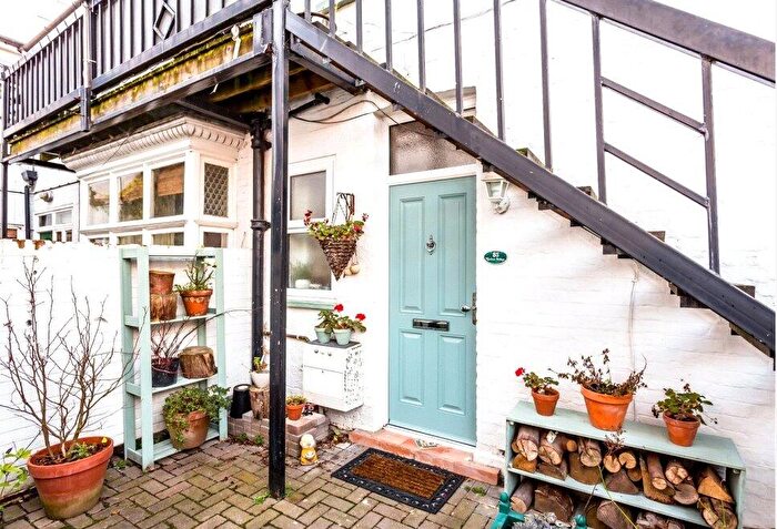 1 Bedroom Flat To Rent In Grove Road, Windsor, SL4