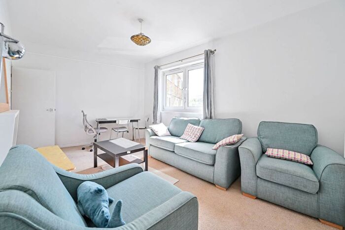 2 Bedroom Flat To Rent In Burbage Close, Elephant And Castle, London, SE1