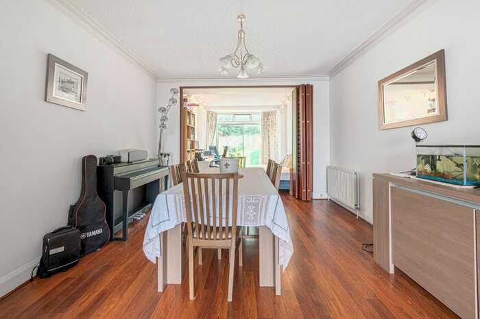 4 Bedroom Semi-Detached House To Rent In Linkside, Finchley, London, N12