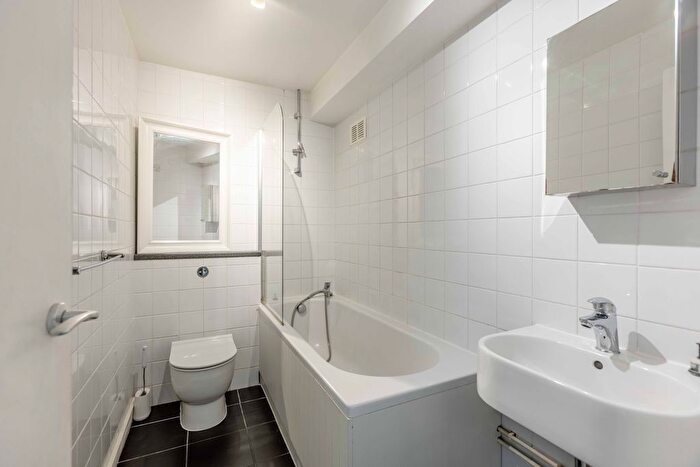 1 Bedroom Flat To Rent In Mountbatten Square, Windsor, SL4