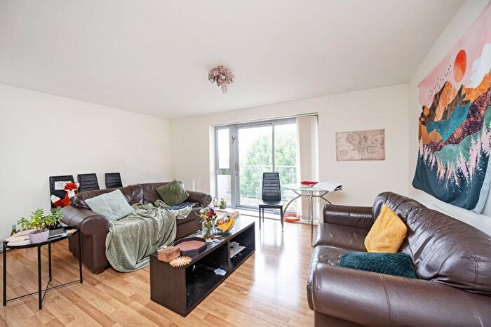 2 Bedroom Flat To Rent In Merchant Street, Mile End, London, E3