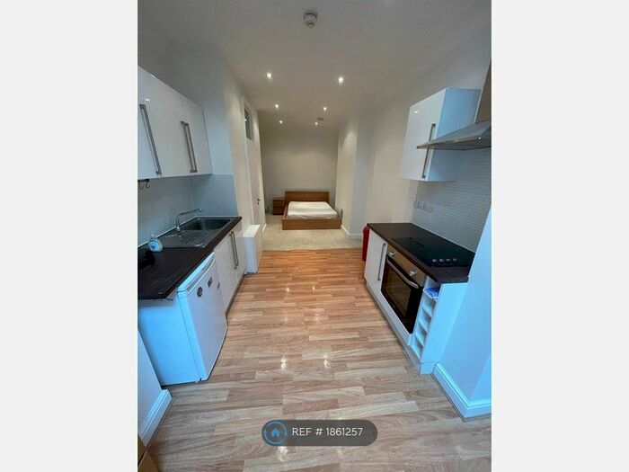 Studio To Rent In Wentworth Road, London, NW11