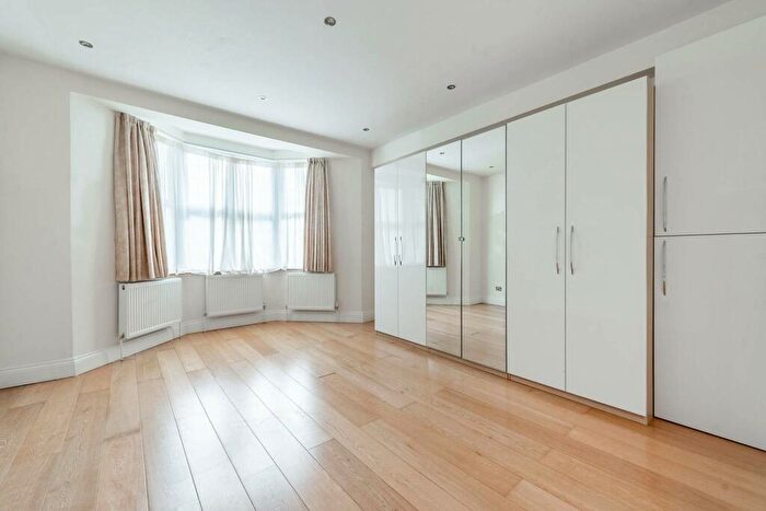 2 Bedroom Flat To Rent In North End Road, Golders Green, London, NW11