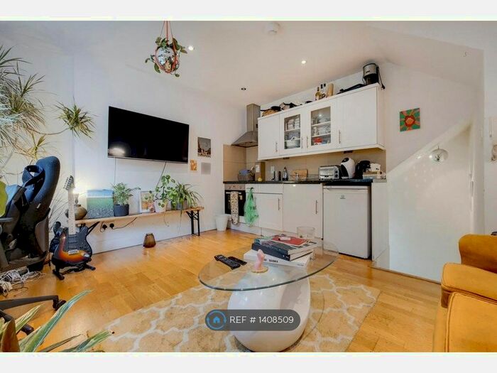 2 Bedroom Flat To Rent In Kingsland Road, London, E8