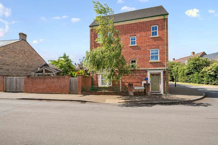 3 Bedroom Town House To Rent In Wichelstow, Swindon, SN1