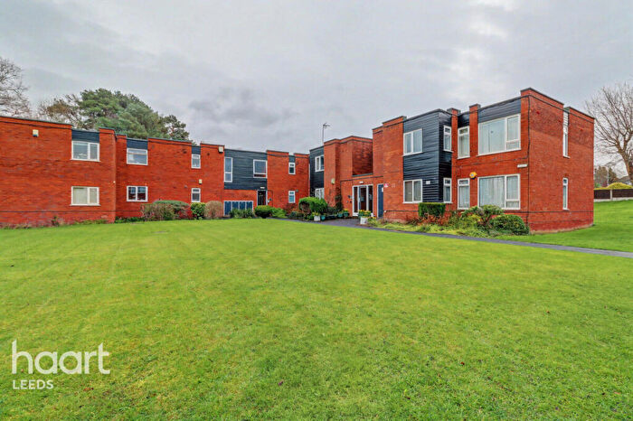 2 Bedroom Apartment For Sale In Blackmoor Court, Leeds, LS17