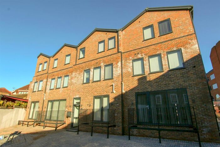 2 Bedroom Flat To Rent In High Street, Uxbridge, UB8