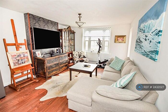 3 Bedroom Flat To Rent In Meretune Court, Morden, SM4