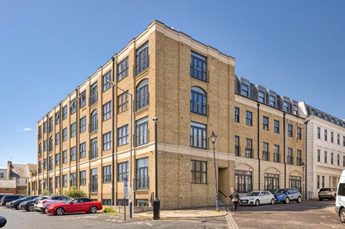 2 Bedroom Flat For Sale In Queensbridge Drive, Ramsgate, Kent, CT11