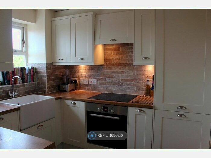 2 Bedroom Flat To Rent In Macmillan Way, London, SW17