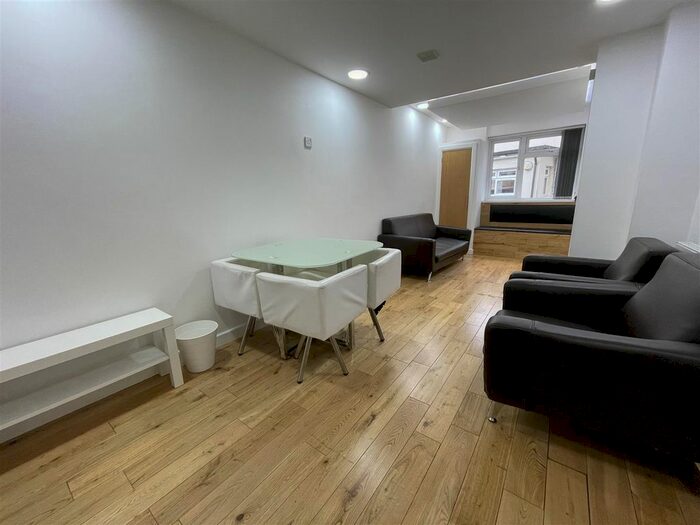 3 Bedroom Flat To Rent In Richmond Crescent, Cardiff, CF24