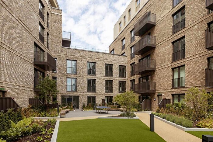 Apartment To Rent In The Bouchon, Cendal Crescent, E1
