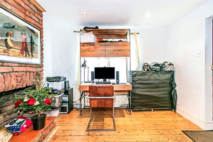 2 Bedroom End Of Terrace House For Sale In Kings Road, Kingston Upon Thames, KT2 - Photo 5