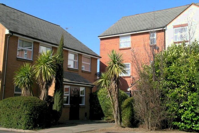 Flat To Rent In Queens Court, SL1