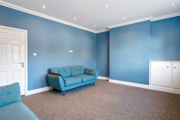 3 Bedroom Flat To Rent In Essex Road, Islington, Angel, London, N1