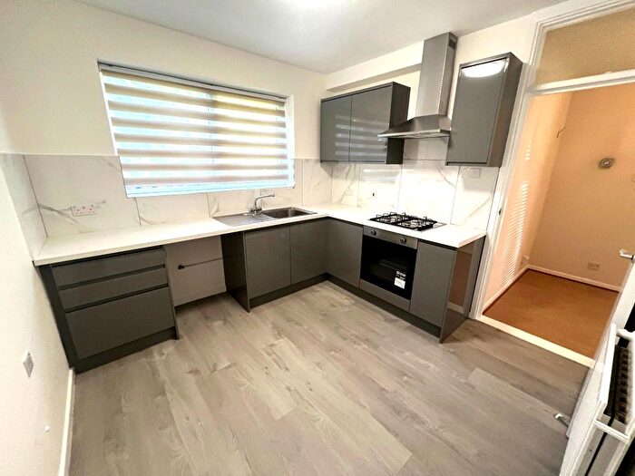 1 Bedroom Flat To Rent In Roundhedge Way, Enfield, EN2