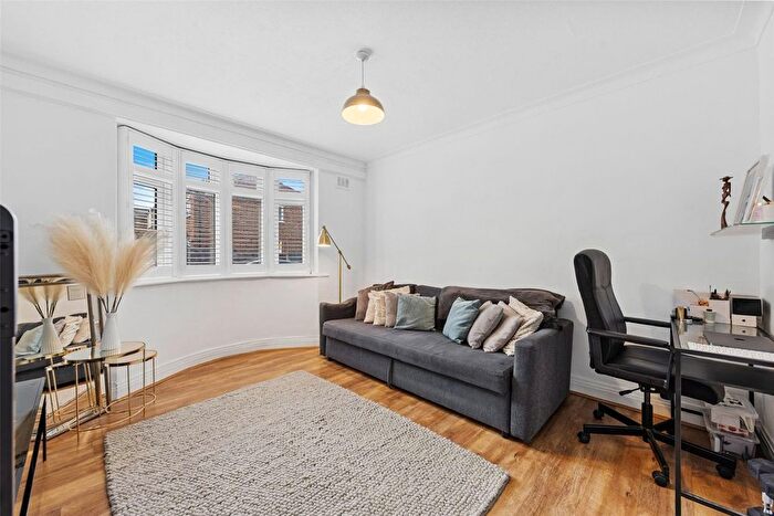 2 Bedroom Flat To Rent In Oak Avenue, London, N10