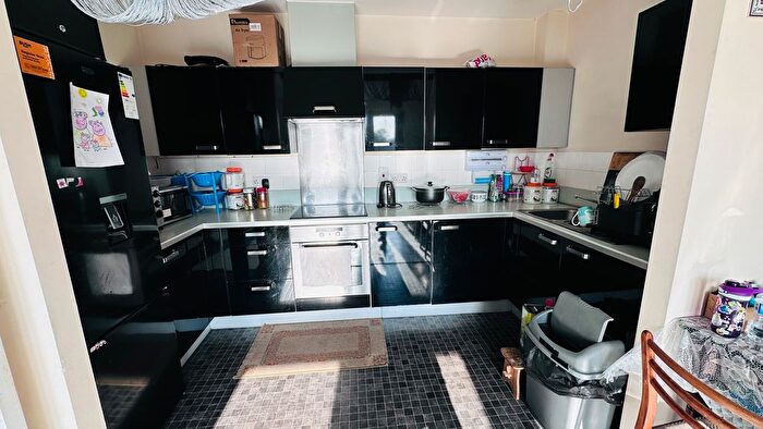 2 Bedroom Flat For Sale In King George Crescent, Wembley, HA0