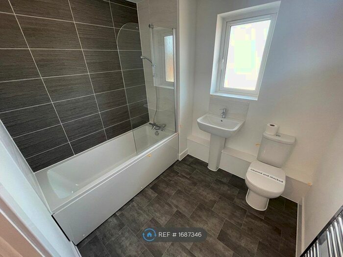 2 Bedroom Flat To Rent In Catherwood Place, Wokingham, RG41