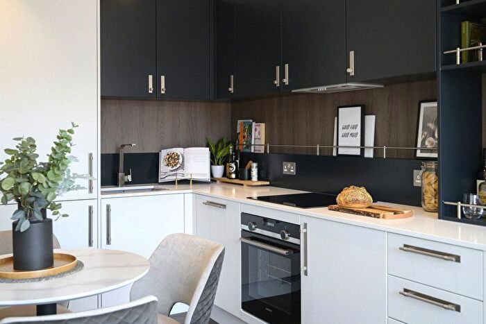 2 Bedroom Flat For Sale In Fairfield Avenue, Staines, Surrey, TW18