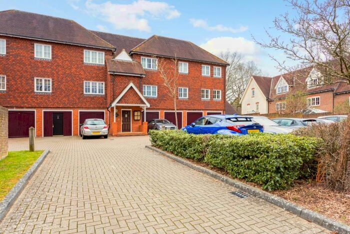 2 Bedroom Flat To Rent In Whitebeam Court Lower Village, RH16