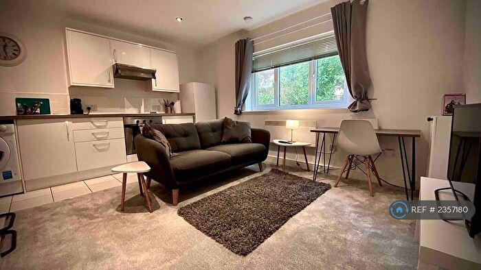 1 Bedroom Flat To Rent In Park Drive, Manchester, M16