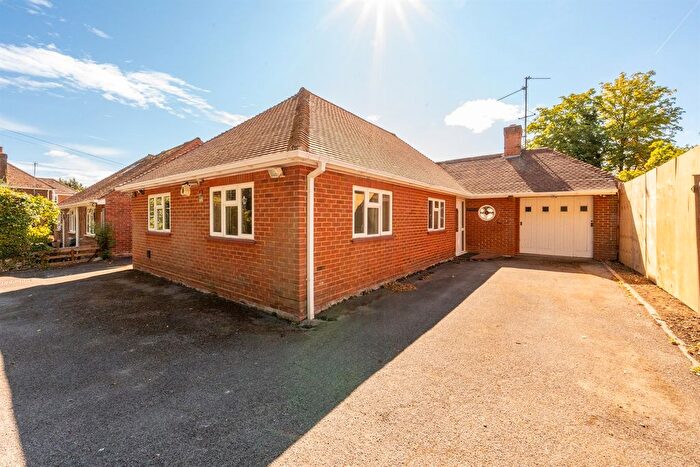 3 Bedroom Bungalow To Rent In Halls Road, Reading, RG30