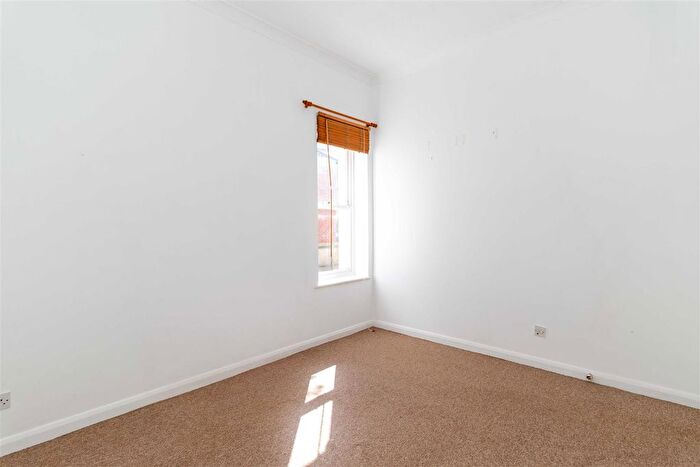 1 Bedroom Flat For Sale In Farncombe Road, Worthing, BN11