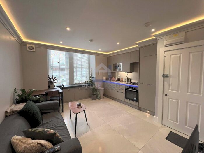 1 Bedroom Flat To Rent In Hitherfield Road, Streatham Hill, SW16