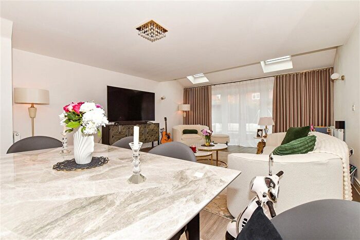 3 Bedroom Semi-detached House For Sale In Seymour Drive, Marden, Marden, Kent, TN12