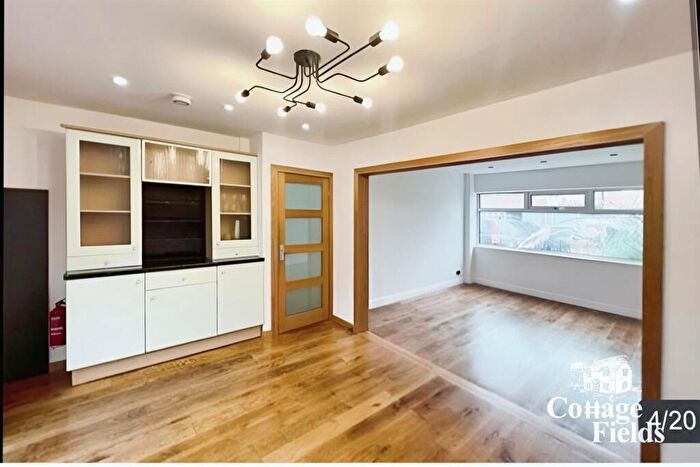 5 Bedroom House To Rent In Peartree Road, Enfield - Stunning Family Home, EN1