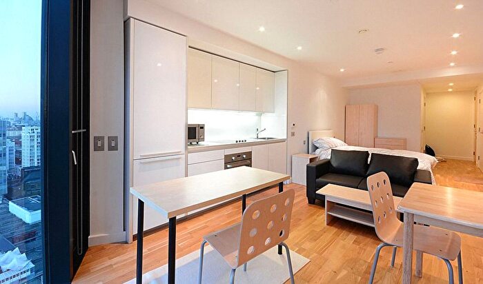 Maisonette To Rent In Walworth Road, Elephant And Castle, London, SE1