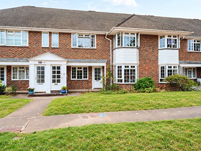 2 Bedroom Flat For Sale In Firgrove Court, Farnham, GU9