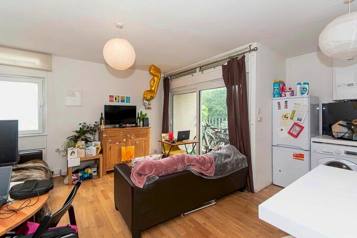 4 Bedroom Flat To Rent In Cedars Road, London, SW4