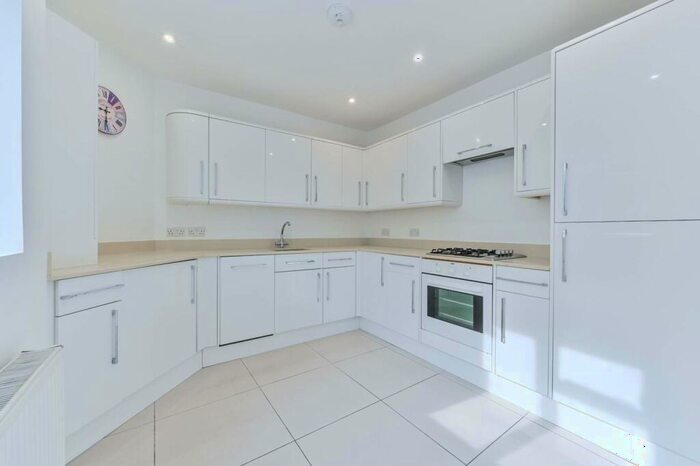 3 Bedroom Flat To Rent In Winders Road, Battersea, London, SW11