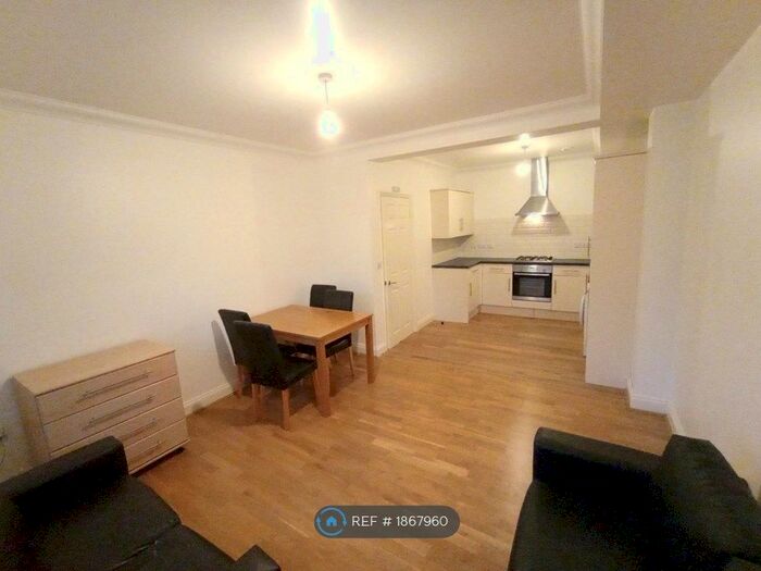 3 Bedroom Maisonette To Rent In Downham Road, London, N1