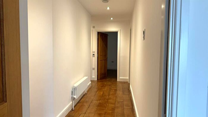 2 Bedroom Flat To Rent In Cavendish House, Marine Parade, Worthing, BN11