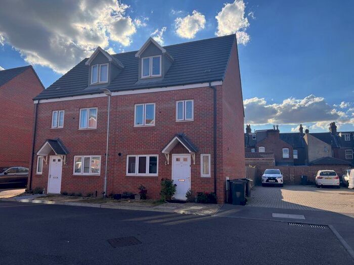 4 Bedroom Semi-Detached House To Rent In Guardian Way, Luton, LU1